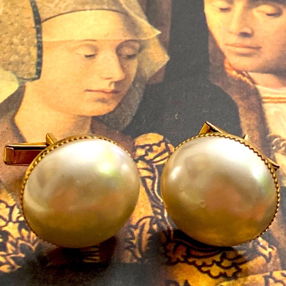 Vintage 90s Unsigned Gold Toned & Faux Pearl Cufflinks